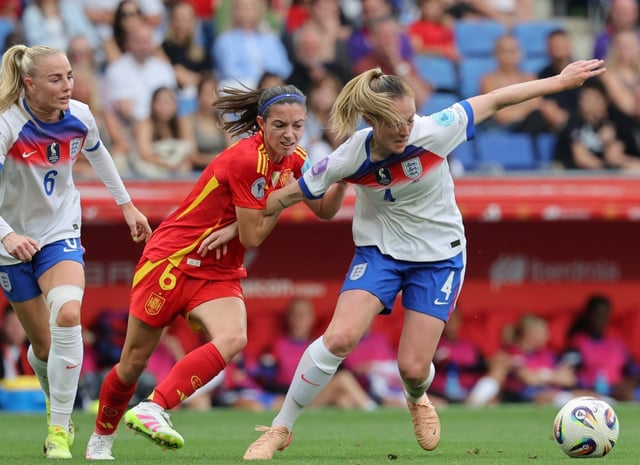 L'Espagnole Aitna Bonmati (g) au duel avec l'Anglaise Keira Walsh, en Ligue des nations, le 3 juin 2025 à Barcelone