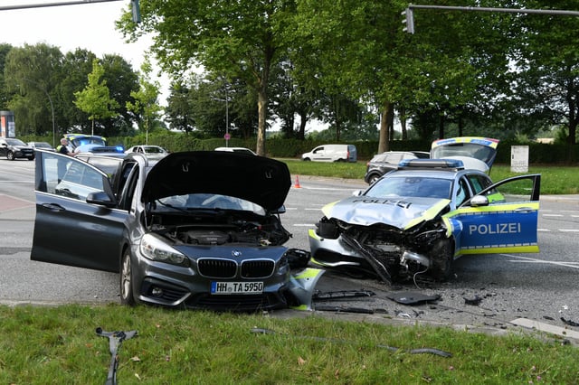 Bei einem Unfall zwischen einem Streifenwagen und einem BMW wurden drei Insassen verletzt.