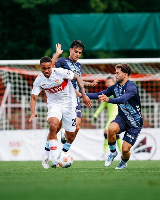 Miguel Román y Hugo González presionan a un rival en el Stuttgart-Celta.