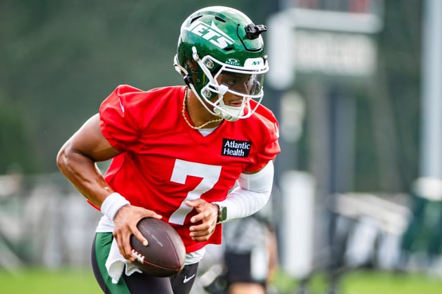 New York Jets quarterback Justin Fields (7) runs drills during practice at the team&#39;s NFL football training camp, Saturday, July 26, 2025, in Florham Park, N.J. (AP Photo/Angelina Katsanis)