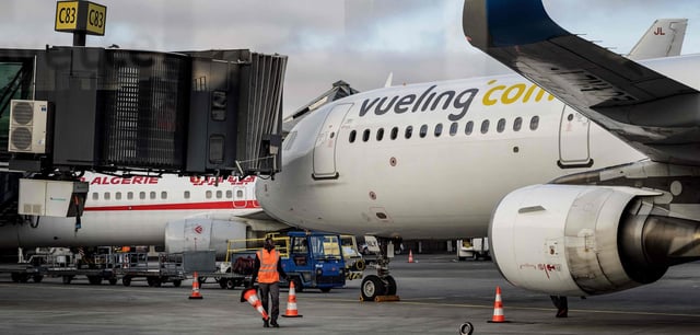 Eine Maschine der spanischen Airline Vueling auf dem Flughafen Lyon Saint-Exupéry