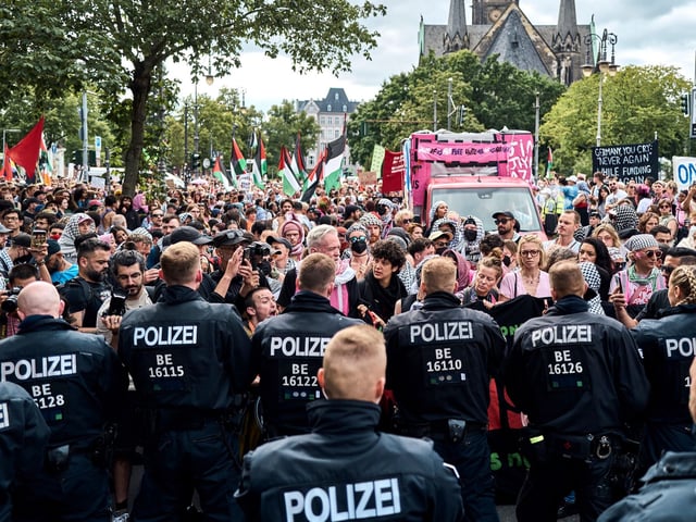 Die Polizei hat die „Internationalist Queer Pride for Liberation“ in Berlin-Kreuzberg aufgelöst