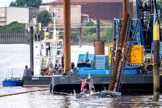 Ein Kran ist im Bremer Industriehafen auf einen Schlepper gestürzt – nun ist die Bergung abgeschlossen.