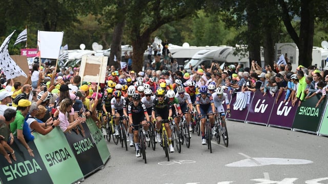 Das Fahrerinfeld der Tour de France Femmes in Aktion bei der ersten Etappe