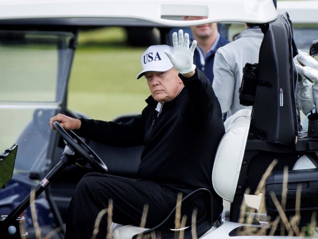TURNBERRY (United Kingdom), 26/07/2025.- US President Donald J. Trump waves as he plays at Trump Turnberry golf course during a private visit in Turnberry, Scotland, Britain, 26 July 2025. US President Trump is visiting Scotland where he will visit his golf courses and meet with UK Prime Minister Keir Starmer. (Reino Unido) EFE/EPA/TOLGA AKMEN
