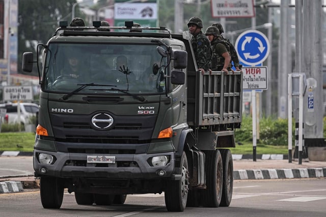 389 / 5.000
Soldados del Ejército Real Tailandés son transportados en la parte trasera de un camión militar en la provincia fronteriza tailandesa de Si Sa Ket el 26 de julio de 2025. Tailandia y Camboya se enfrentaron con intenso fuego de artillería por tercer día consecutivo el 26 de julio, mientras un conflicto fronterizo que causó la muerte de al menos 33 personas y desplazó a más de 150.000 de sus hogares se extendía a través de la frontera. (Foto de Lillian SUWANRUMPHA / AFP)
