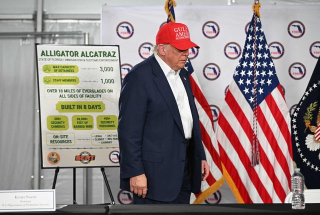 Archivo.- El presidente de Estados Unidos, Donald Trump, llega para asistir a una mesa redonda durante su visita al centro de detención de migrantes, conocido como &#34;Alligator Alcatraz&#34;, ubicado en el antiguo Aeropuerto de Entrenamiento y Transición Dade-Collier en Ochopee, Florida, el 1° de julio de 2025