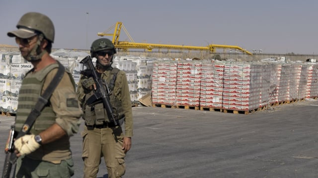 Israeli soldiers guard humanitarian aid in Kerem Shalom, Gaza Strip. Photo: Amir Levy/Getty Images