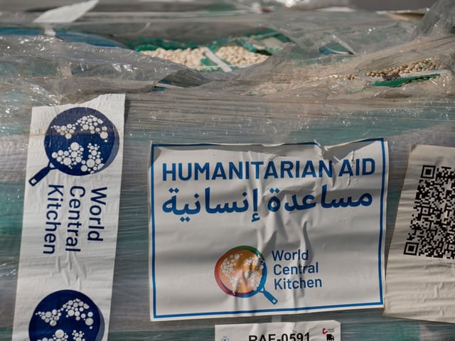 Vista de cajas de ayuda humanitaria de World Central Kitchen a la intemperie en Kerem Shalom (Israel). Foto: EFE 