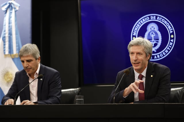 El ministro de Economía, Luis Caputo y el presidente del Banco Central Santiago Bausili