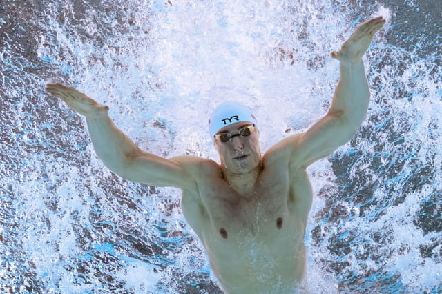Maxime Grousset en séries du 50m papillon aux Championnats du monde de Singapour, le 27 juillet 2025