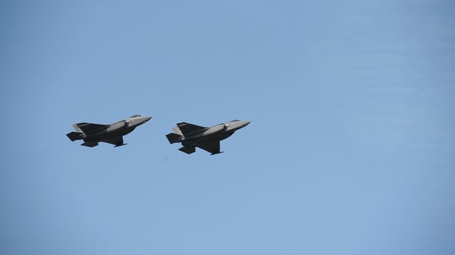 US-F-35 fliegen über die Militärparade während des Nationalen Armeetages in Warschau.