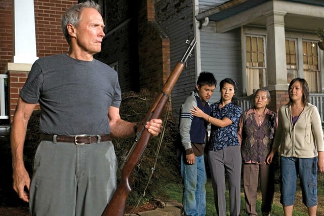 <em>Gran Torino</em> de et avec Clint Eastwood entouré ici de Bee Vang, Brooke Chia Thao, Chee Thao et Ahney Her.
