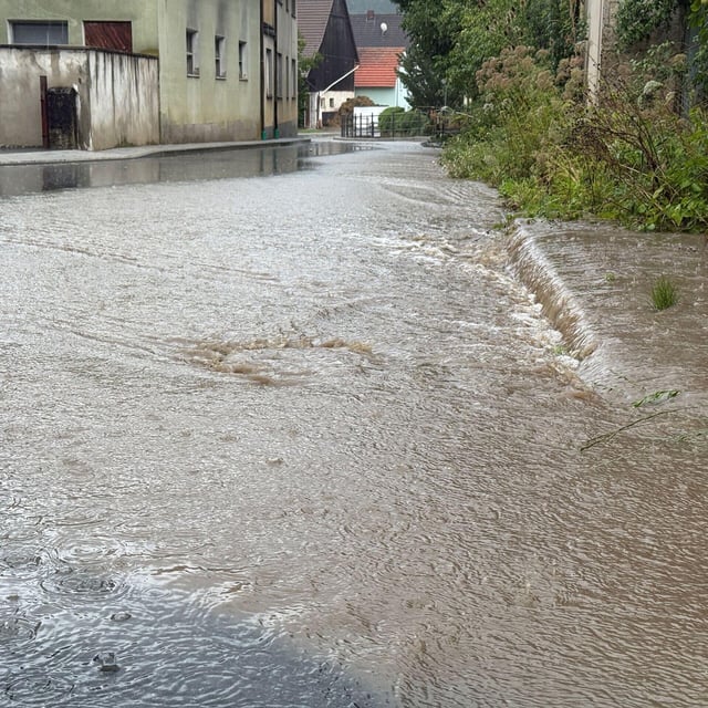 Unwetter ziehen über Franken: Unfälle und Überschwemmungen am Samstag
