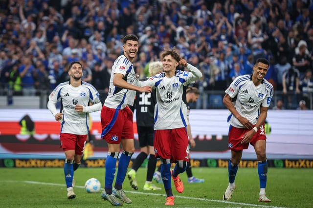 Daniel Elfadli (2. v.l.) hat beim HSV verlängert