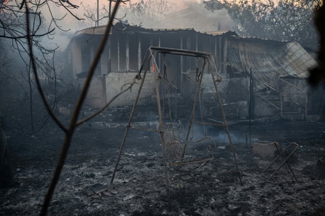 Une maison brûlée à Kryoneri, près d'Athènes, le 26 juillet 2025