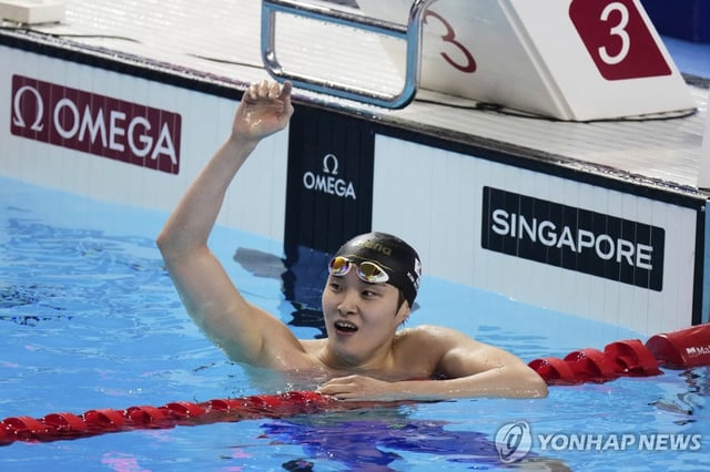 Kim Woo-min of South Korea celebrates after winning bronze in the men's 400-meter freestyle final at the World Aquatics Championships at the World Aquatics Championships Arena in Singapore on July 27, 2025, in this Associated Press photo. (Yonhap)