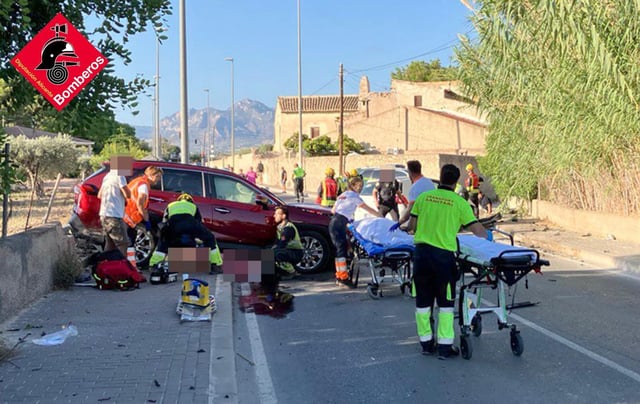 Servicios sanitarios en el lugar del accidente, ayer.