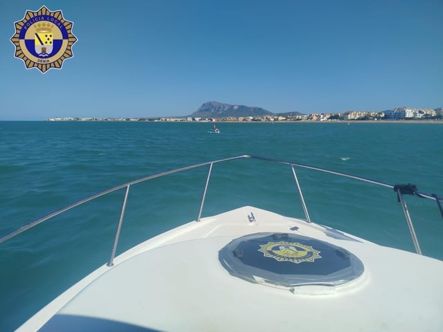 La proa de la embarcación de rescate apunta hacia la tabla en la que iban los menores. Al fondo, el Montgó