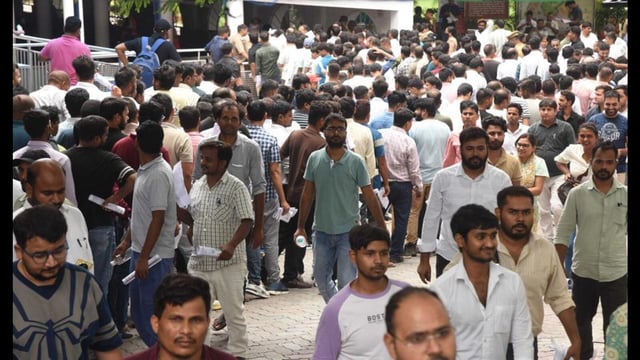Candidates at one of the centres in Lucknow where RO/ARO prelim exam 2023 was held on July 27. (Deepak Gupta/HT photo)