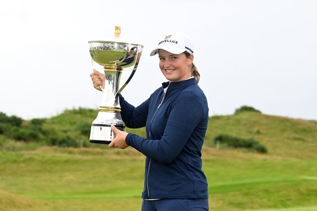 Lottie Woad of England poses with the trophy following victory of the ISPS HANDA Women&#39;s Scottish Open following the final round of the ISPS HANDA Women&#39;s Scottish Open 2025 at Dundonald Links Golf Course on July 27, 2025 in Troon, Scotland.