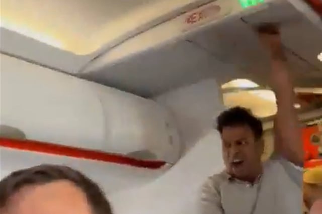 Un pasajero que gritaba &#34;muerte a Trump&#34; y amenazaba con hacer estallar el avión fue reducido por otro viajero durante un vuelo de easyJet con destino a Escocia.