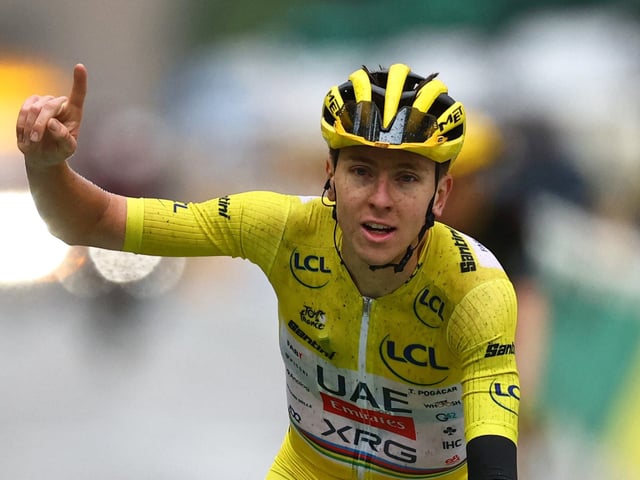 Cycling - Tour de France - Stage 21 - Mantes-la-Ville to Paris - Paris, France - July 27, 2025
UAE Team Emirates XRG's Tadej Pogacar celebrates as he crosses the finish line while wearing the yellow jersey after stage 21 to win the Tour de France REUTERS/Sarah Meyssonnier