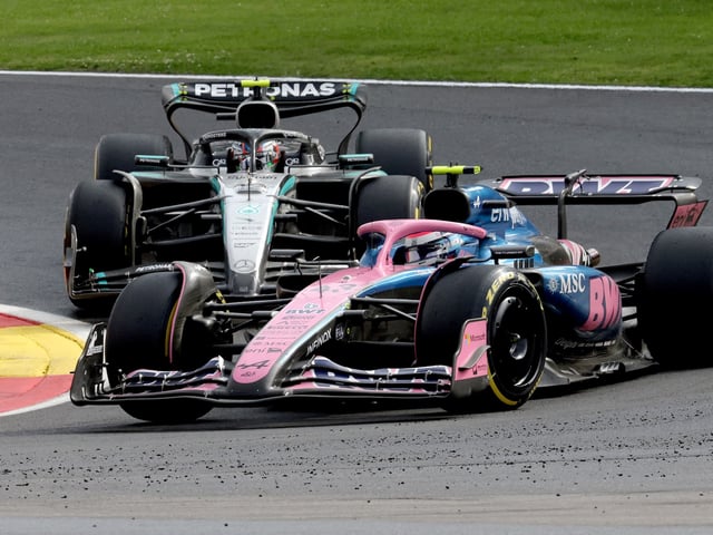 FRANCORCHAMPS (Blegium), 27/07/2025.- Alpine driver Franco Colapinto (front) of Argentina and Mercedes driver Andrea Kimi Antonelli of Italy in action in the 2025 Formula 1 Belgian Grand Prix at the Circuit de Spa-Francorchamps, Belgium, 27 July 2025. (Fórmula Uno, Bélgica, Italia) EFE/EPA/OLIVIER MATTHYS