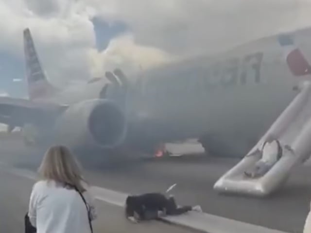 Pánico en Denver, Estados Unidos: un avión de American Airlines se incendió en la pista y los pasajeros evacuaron por toboganes.