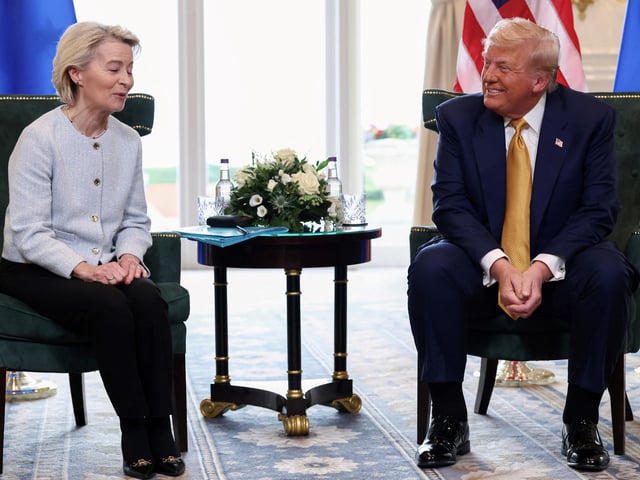 El presidente de Estados Unidos, Donald Trump, se reúne con la presidenta de la Comisión Europea, Ursula von der Leyen, en Turnberry, Escocia, Gran Bretaña. Foto Reuters