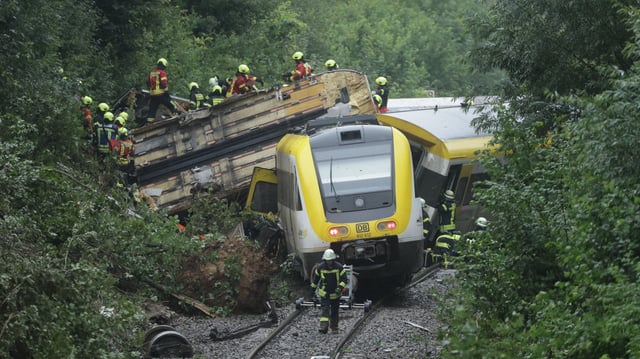 Les secours à l’œuvre après le déraillement du train de la Deutsche Bahn.