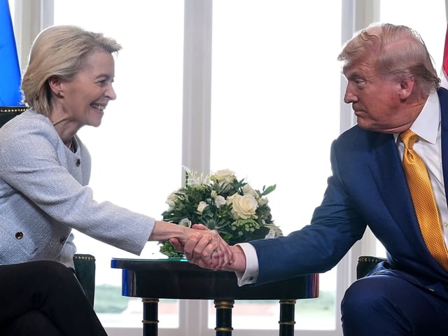 US-Präsident Trump (r) trifft von der Leyen in Schottland