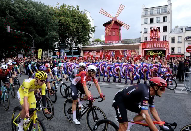 Le peloton dans la montée de la rue Lepic. Un moment de ferveur incroyable dimanche.