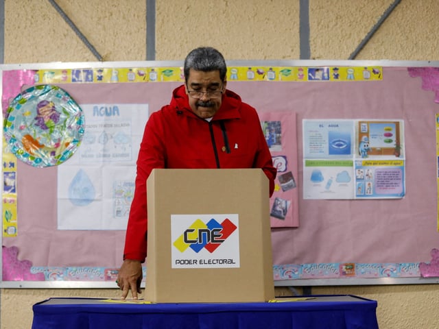 Venezuela's President Nicolas Maduro stands at a voting booth on the day of Venezuela's mayoral and council elections, in Caracas, Venezuela, July 27, 2025. REUTERS/Leonardo Fernandez Viloria     TPX IMAGES OF THE DAY