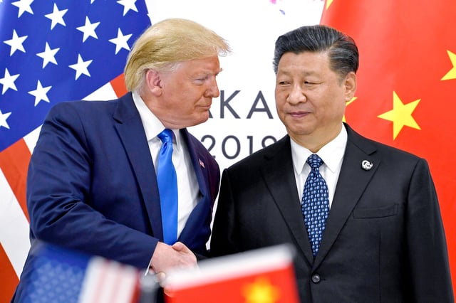 El presidente de Estados Unidos, Donald Trump, a la izquierda, estrecha la mano del presidente de China, Xi Jinping, durante una reunión en un aparte de la cumbre del G20 en Osaka, Japón, el 29 de junio de 2019.