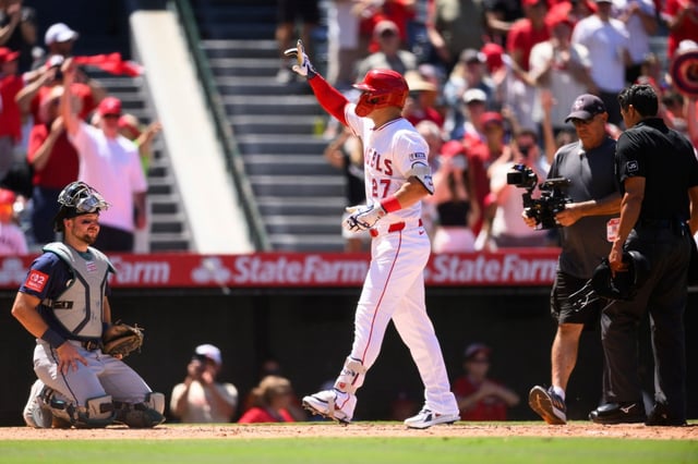 Los Angeles Angels’ Mike Trout, center, gestures after hitting a home run during the fifth inning of a baseball game against the Seattle Mariners, Sunday, July 27, 2025, in Anaheim, Calif. (AP Photo/William Liang)