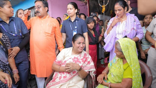 Delhi chief minister Rekha Gupta at the “faatak wali jhuggi” near the railway crossing in Shalimar Bagh on Sunday. (HT Photo)