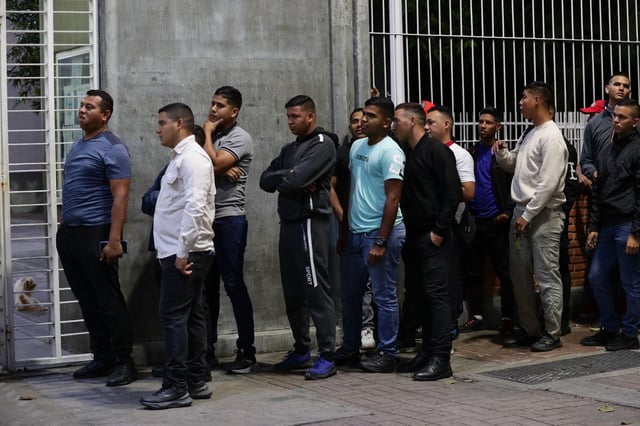 CARACAS, 27/07/2025.- Varias personas esperan a las puertas del colegio Fermín Toro en Caracas, este domingo. Los centros de votación comenzaron este domingo a abrir sus puertas en Venezuela, para la elección de 335 alcaldes y los concejos legislativos de igual número de circunscripciones, así como para una consulta popular promovida por el chavismo a la que se han postulado 37.080 proyectos orientados a la juventud.GMT) o hasta que permanezcan votantes en los recintos, según ha anticipado el Consejo Nacional Electoral (CNE). EFE/ Ronald Pena R