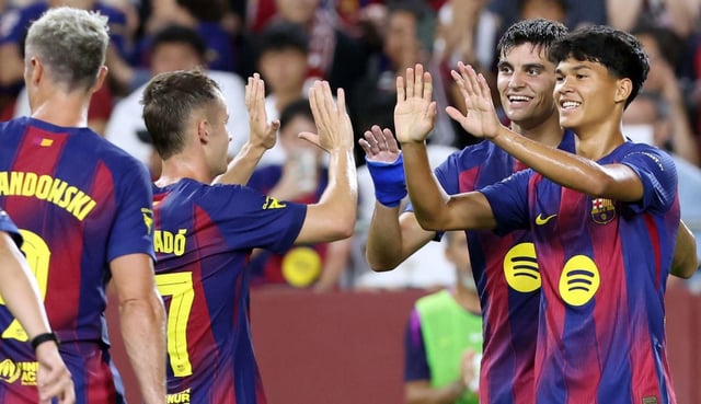 Los jugadores del Barcelona felicitan a «Dro» tras su gol. |  Efe