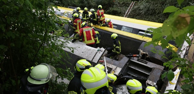 Des secouristes sur les lieux du déraillement d'un train près de Riedlingen en Allemagne, le 27 juillet 2025