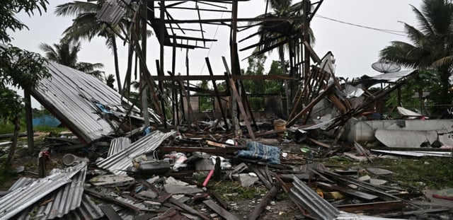 Une maison détruite par des tirs cambodgiens dans la province frontalière thaïlandaise Surin le 27 juillet 2025