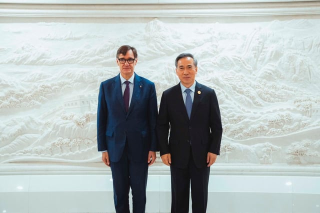 El president Salvador Illa junto al presidente del Consejo Chino para la Promoción del Comercio Internacional, Ren Hongbin.