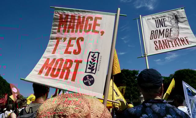 Des manifestants contre la loi Duplomb étaient réunis pour s'opposer au vote du texte de la loi Duplomb à Paris, le 30 juin 2025.