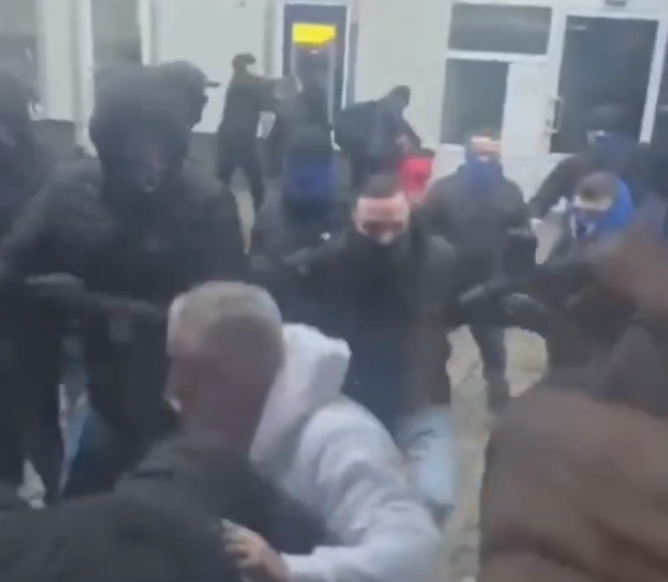 HSV-Hooligans prügelten auf harmlose Kölner Fans ein.