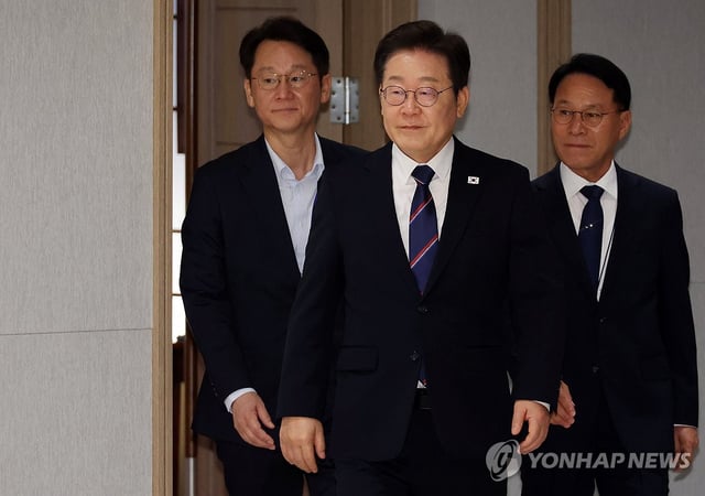 President Lee Jae Myung (C) enters a ceremony to award letters of certificate to newly appointed ministers held at the presidential office in Seoul on July 28, 2025. (Yonhap) 