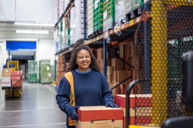 Una empleada de Mercadona, en un almacén logístico de la cadena.