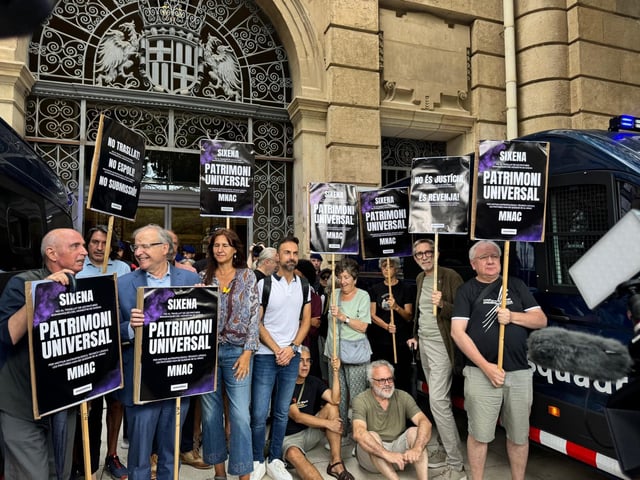Manifestantes, entre los que se encontraban Laura Borrás y Lluís Llach, convocados por la ANC esta mañana a las puertas del Mnac.