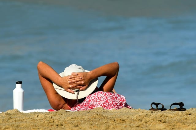 Une femme à la plage à Biarritz le 18 octobre 2022