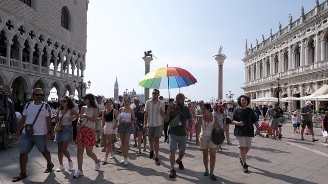 Touristen auf dem Markusplatz in Venedig (Archivbild 1. August 2024)