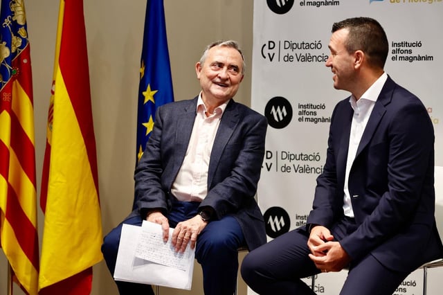 El filólogo Abelard Saragossà y el presidente de la diputación, Vicent Mompó.